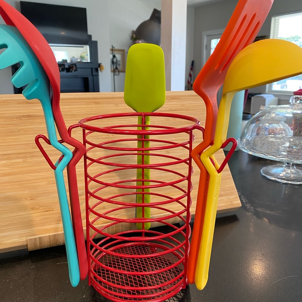 Fiesta 6 pc nylon tool set with wire crock
